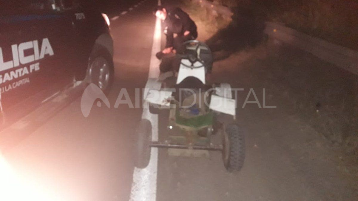 El hombre trasladaba el tractor por la ruta nacional 168