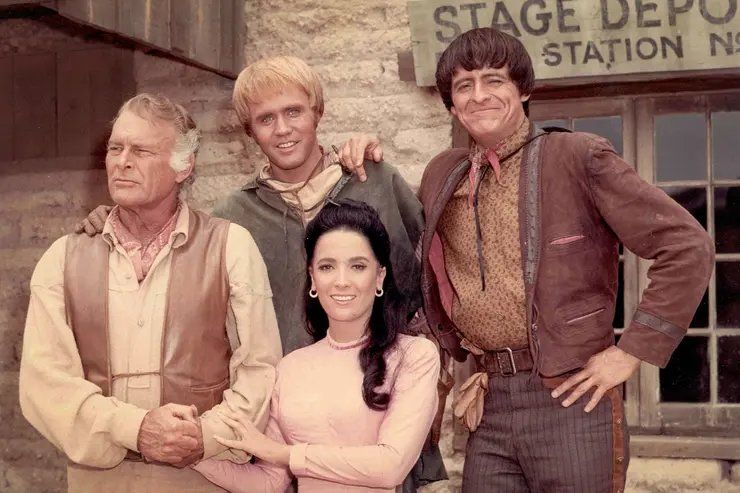 Linda Cristal y el elenco de