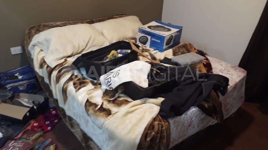 Los dueños de la vivienda aseguran que entraron por un terreno baldío tapado de malezas