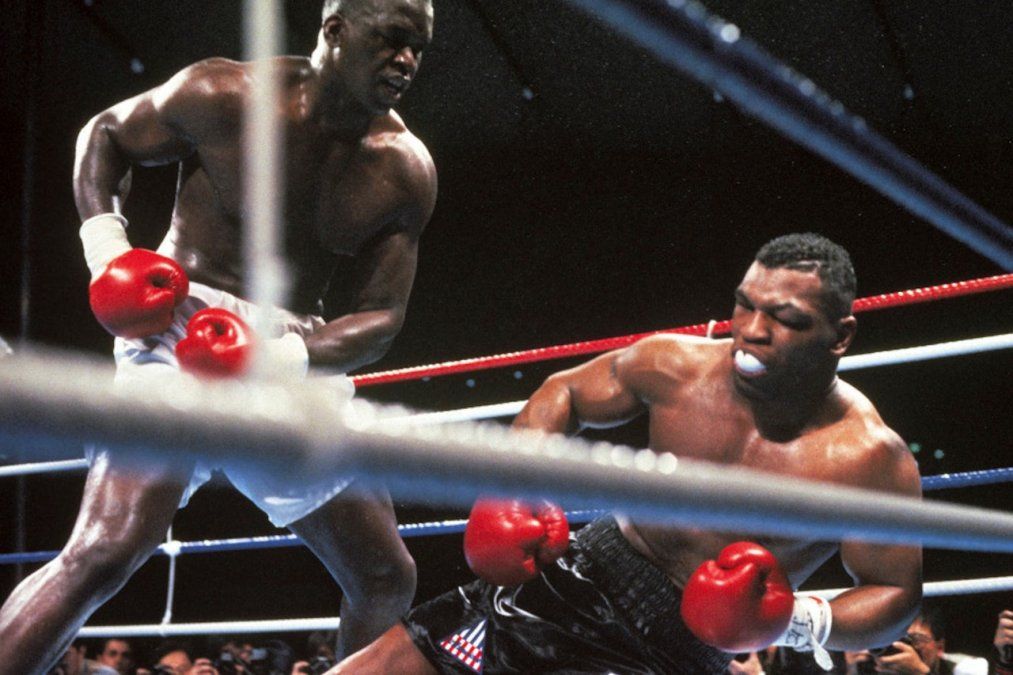 El domingo 11 de febrero de 1990 y, en la 10ª defensa de su primer reinado, el Hombre de Hierro PKO 10 con su compatriota James Buster Douglas en el Tokyo Dome. Con las apuestas 42-1 a favor de Tyson, en Japón se había producido uno de los mayores batacazos en la historia de los pesados. Así, tras 38 combates, el invicto de Mike –mal entrenado y con su cabeza llena de problemas extra boxísticos– era cosa del pasado.