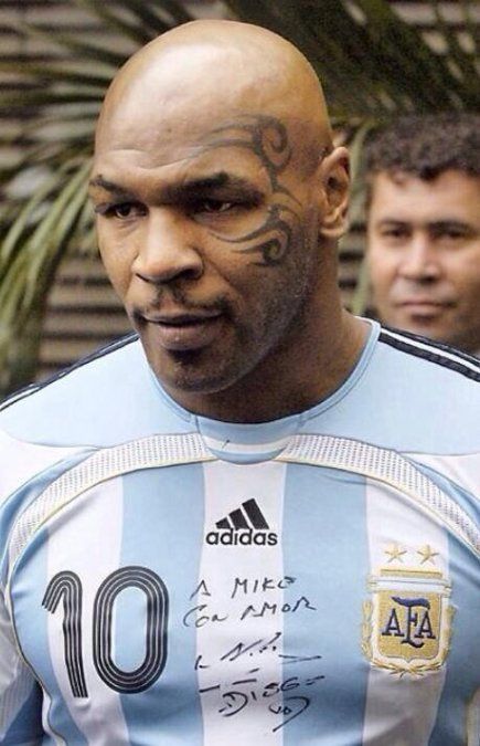 En noviembre de 2005, Tyson visitó Buenos Aires por primera vez y, cuando le pidieron una opinión sobre Carlos Monzón, no anduvo con vueltas: “Monzón tenía un estilo impecable. Era autoritario, feroz, muy hábil y prácticamente invencible. (El italiano Nino) Benvenuti lo sabe muy bien. Él no parecía peligroso, era flaco, muy alto, pero usaba el jab, te iba desgastando. Y a partir del sexto round te demolía. ¡Qué gran campeón! Cuando llegué (a la Argentina), pedí conocer su tumba. Lo respeto mucho”, expresó Iron Mike.