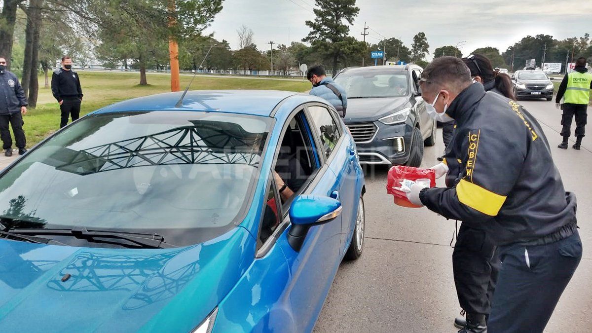 La Municipalidad realizó un importante operativo en el ingreso a la ciudad, se exigió documentación a los automovilistas y se les realizó el test del olfato para evaluar si presentaban síntomas de covid-19.