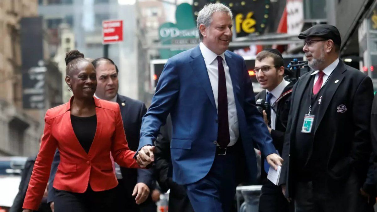 El alcalde de Nueva York , Bill de Blasio y su esposa Chirlane McCray, van camino al programa Good Morning America del canal ABC después de lanzar su campaña para presidencia, en Nueva York, EE. UU., el 16 de Mayo de 2019. Shannon Stapleton / Reuters