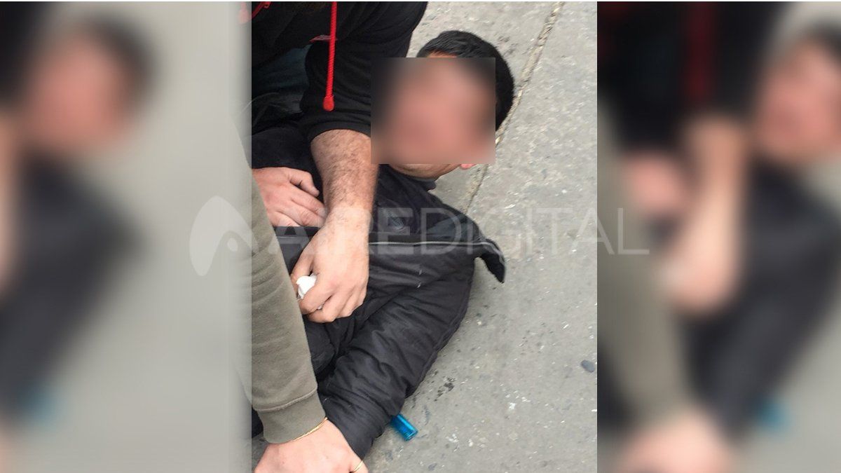 El momento en que el ladrón era retenido por vecinos.