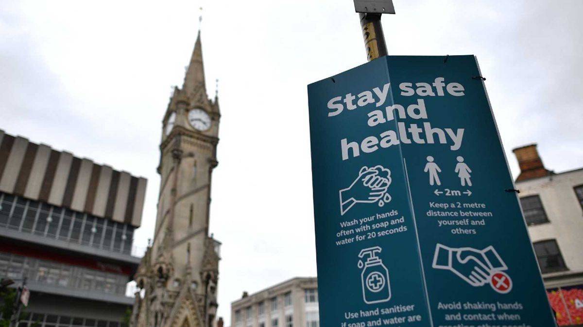 Un señal en el centro de Leicester informa sobre la higiene de manos y la distancia de seguridad necesarias para combatir la propagación de la Covid-19.