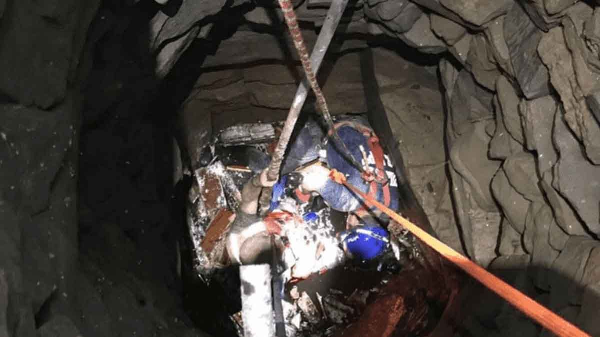 El hombre siendo rescatado