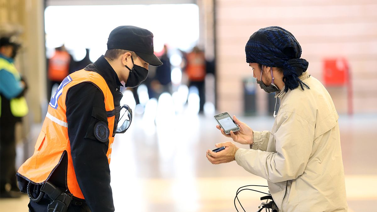 Los trabajadores considerados "esenciales" debieron renovar su permiso de circulación.