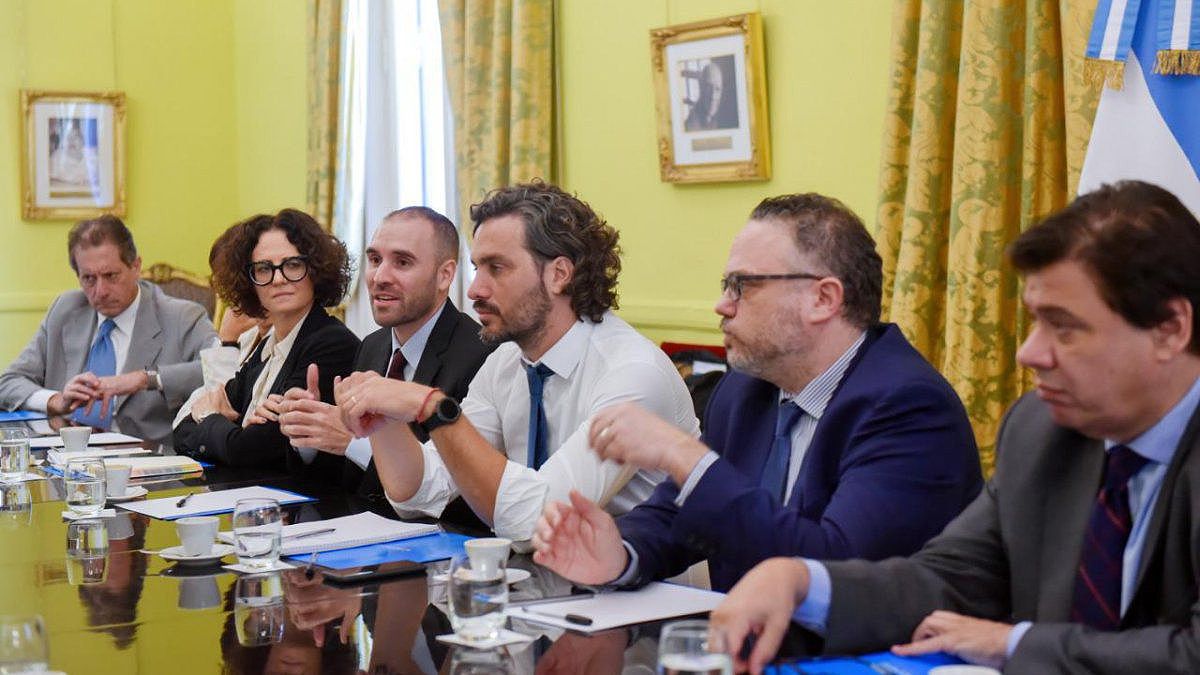 El gabinete económico de Alberto Fernández junto al jefe de ministros, Santiago Cafiero.