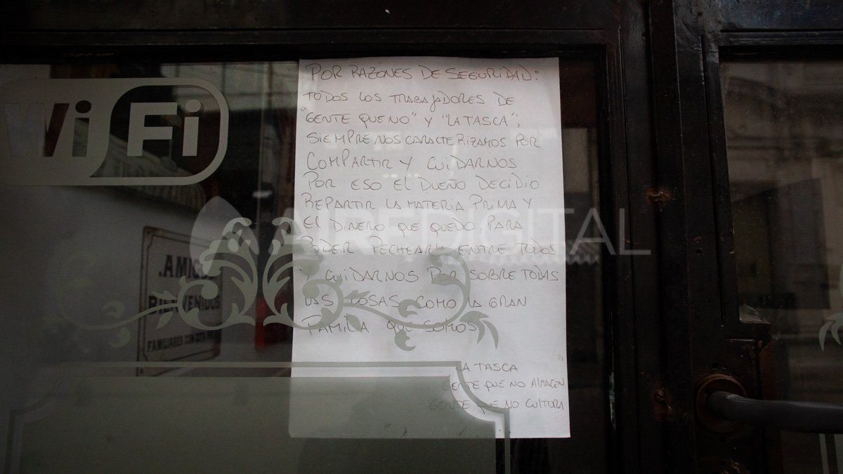 El cartel en la puerta de La Tasca.