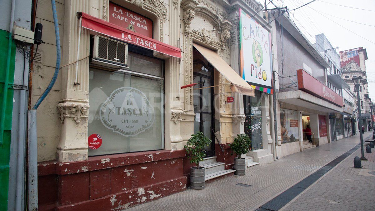 En La Tasca, un bar ubicado en calle San Martín entre calles Hipólito Yrigoyen e Irigoyen Freyre, colocaron en el frente de su local un cartel que explica el cierre