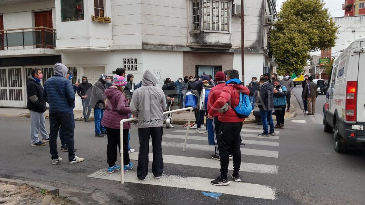 Trabajadores del fútbol 5 se manifiestan en el Ministerio de Salud pidiendo la reapertura de la actividad.