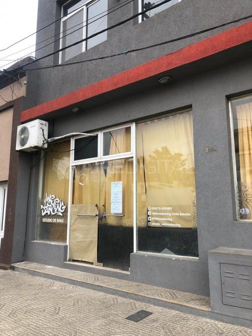 En el primer robo, el 7 de junio los ladrones entraron luego de romper de un piedrazo el vidrio templado