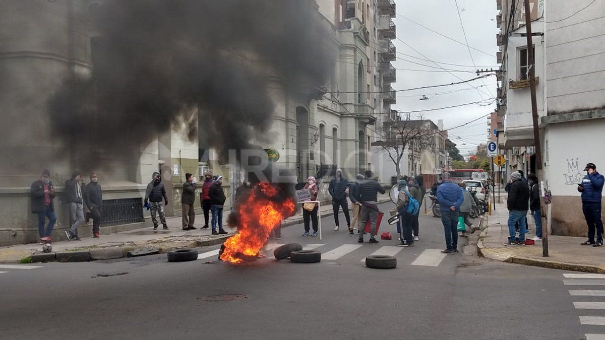 Los manifestantes encendieron una rueda.