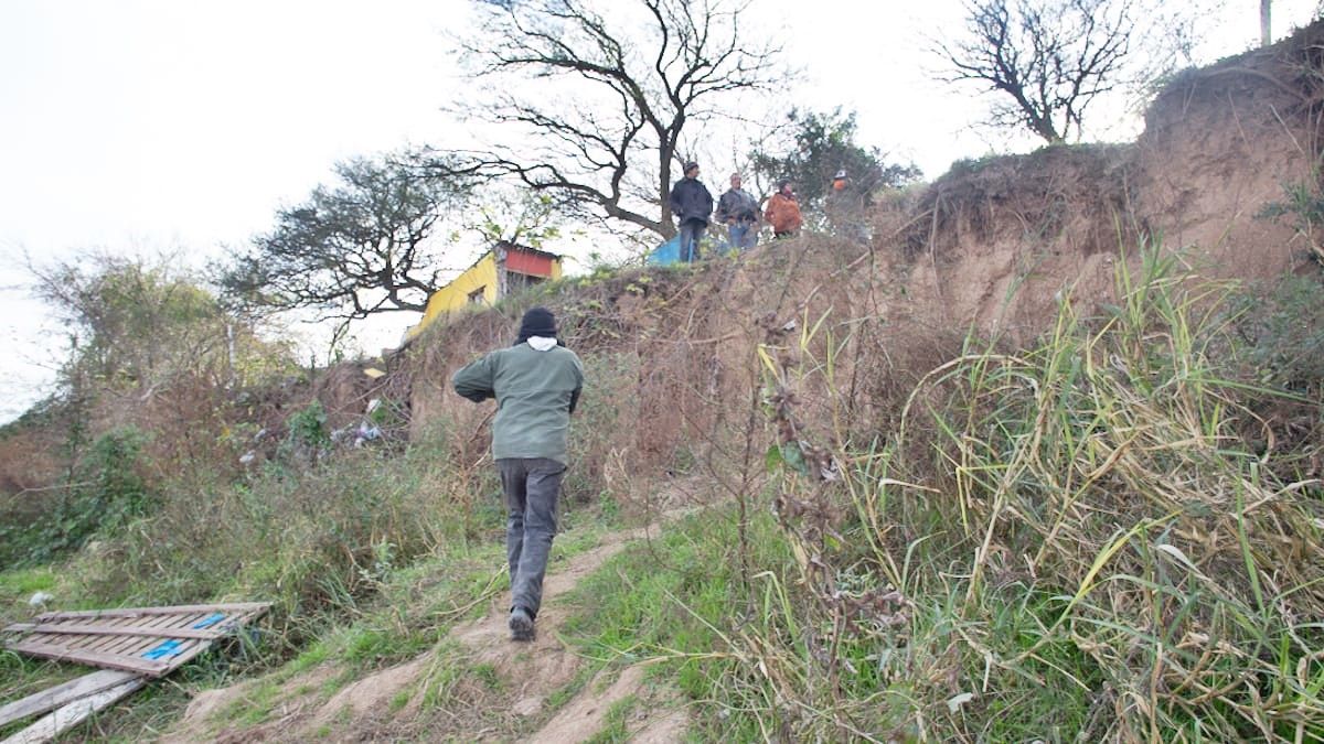 El derrumbe de parte de la barranca del río Coronda en el barrio La Barranquera de Sauce Viejo afectó a un total de 11 familias que se vieron obligadas a abandonar sus viviendas ante el inminente peligro.