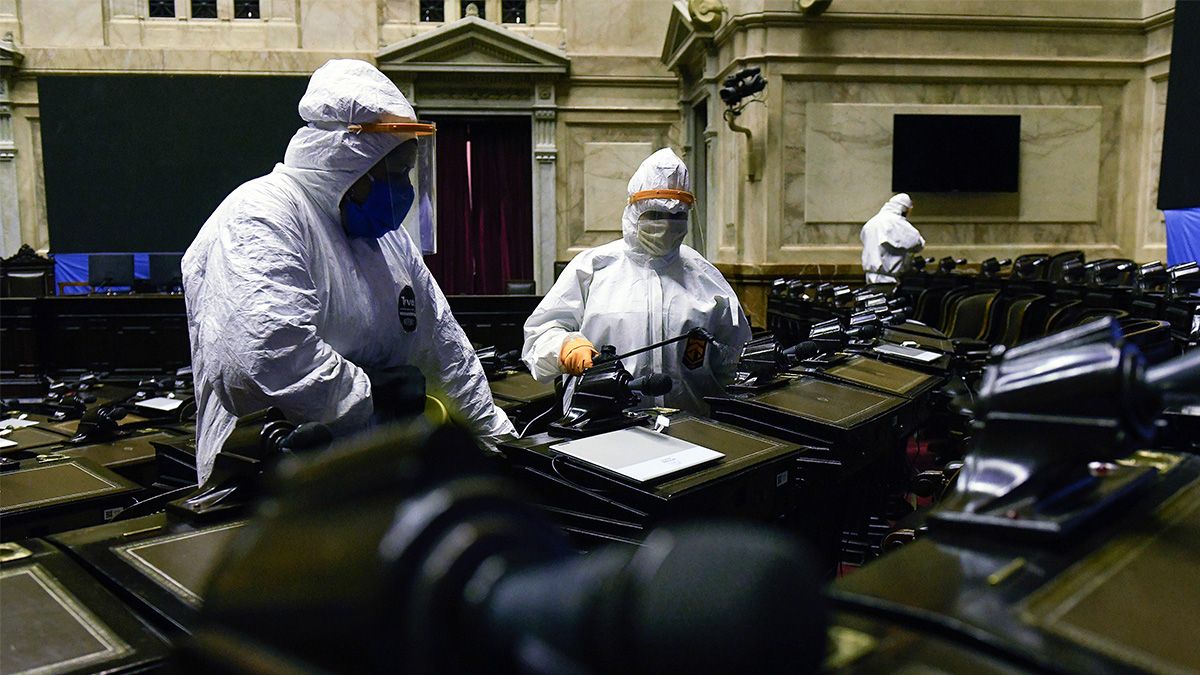 Trabajos de desinfgección en la cámara de Diputados.