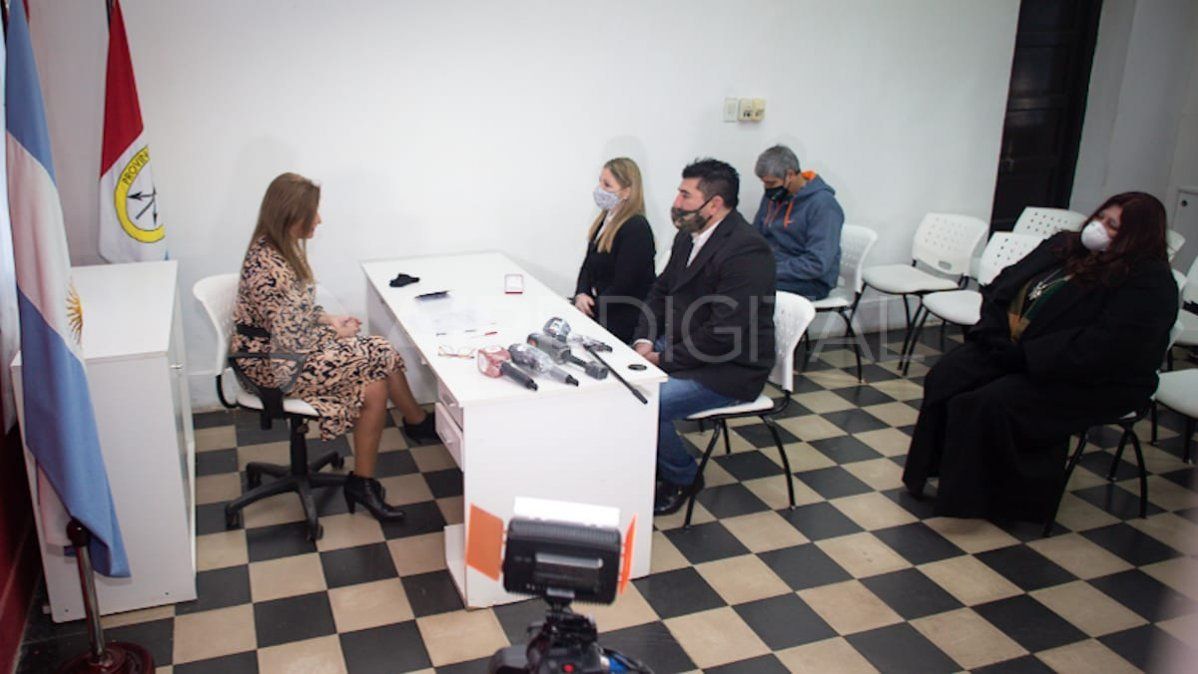 El matrimonio se casó con la presencia de la oficial de la ceremonia, los dos amigos testigos y la sobrina del novio que filmó el acontecimiento.