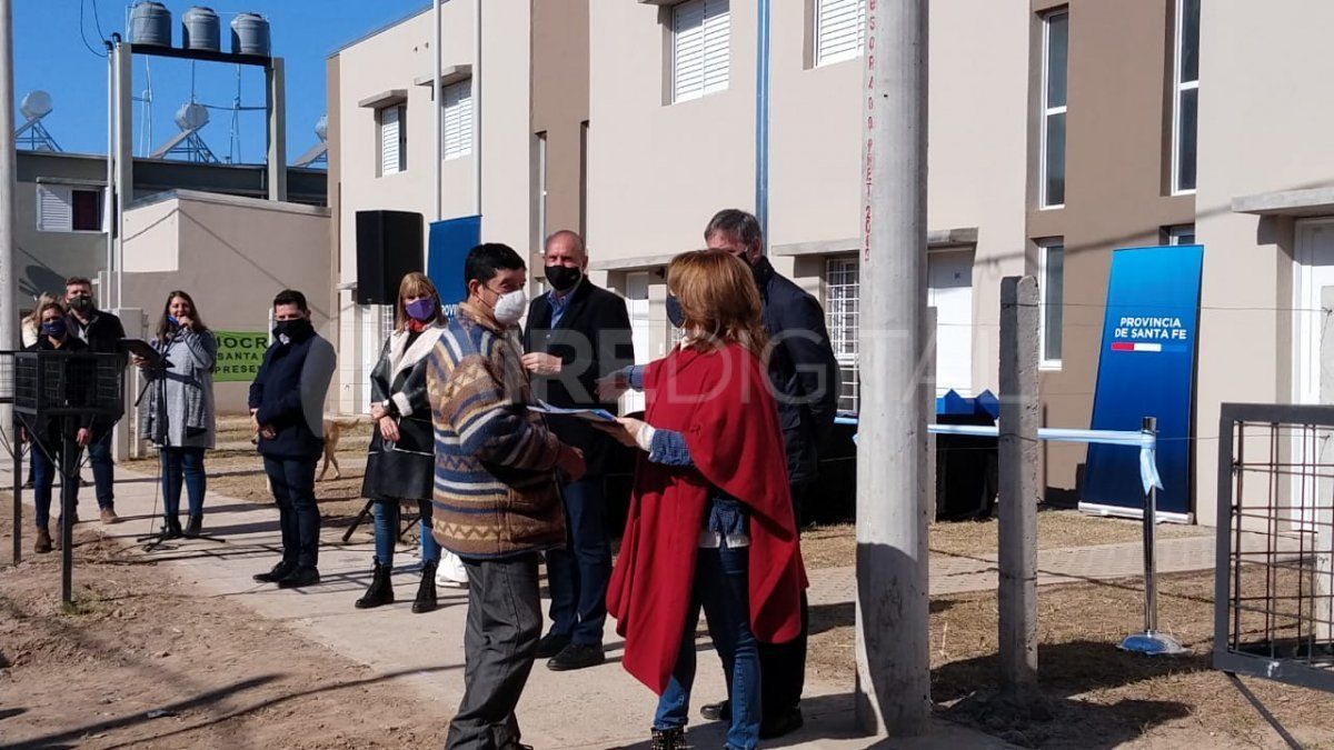 Las viviendas son parte de máster plan que inició en el gobierno de Miguel Lifschitz, con una serie de obras para mejorar el barrio que incluye la construcción de 102 viviendas que representan la primera tanda de un total de 436 unidades habitacionales proyectadas.