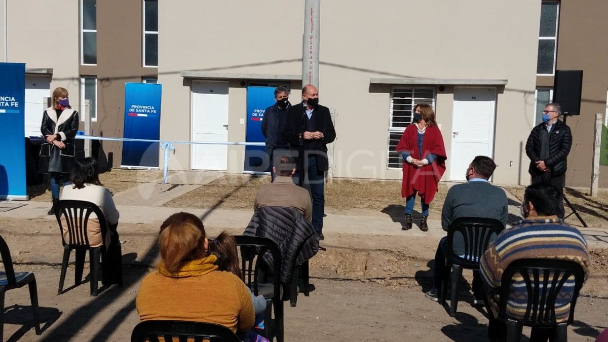 En el acto estuvieron presentes el gobernador Omar Perotti, la ministra de Infraestructura, Servicios Públicos y Hábitat, Silvina Frana, y la vicegobernadora de la provincia de Santa Fe, Alejandra Rodenas.
