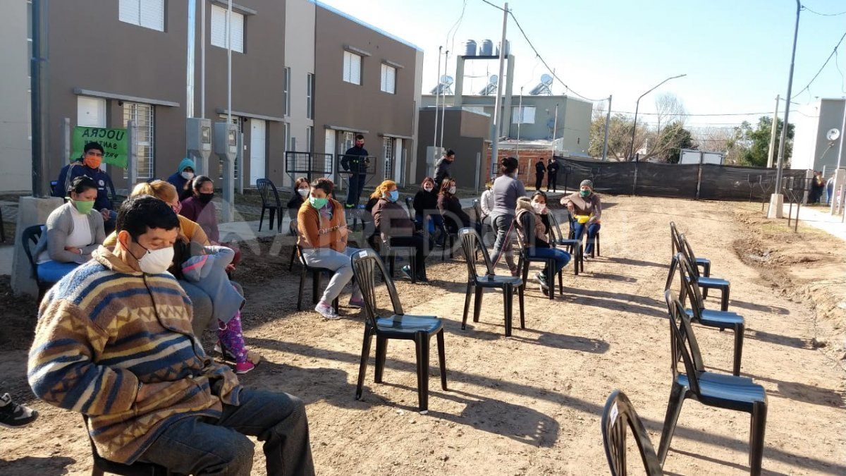 Los vecinos de Barrio Acería que recibieron sus nuevos hogares.