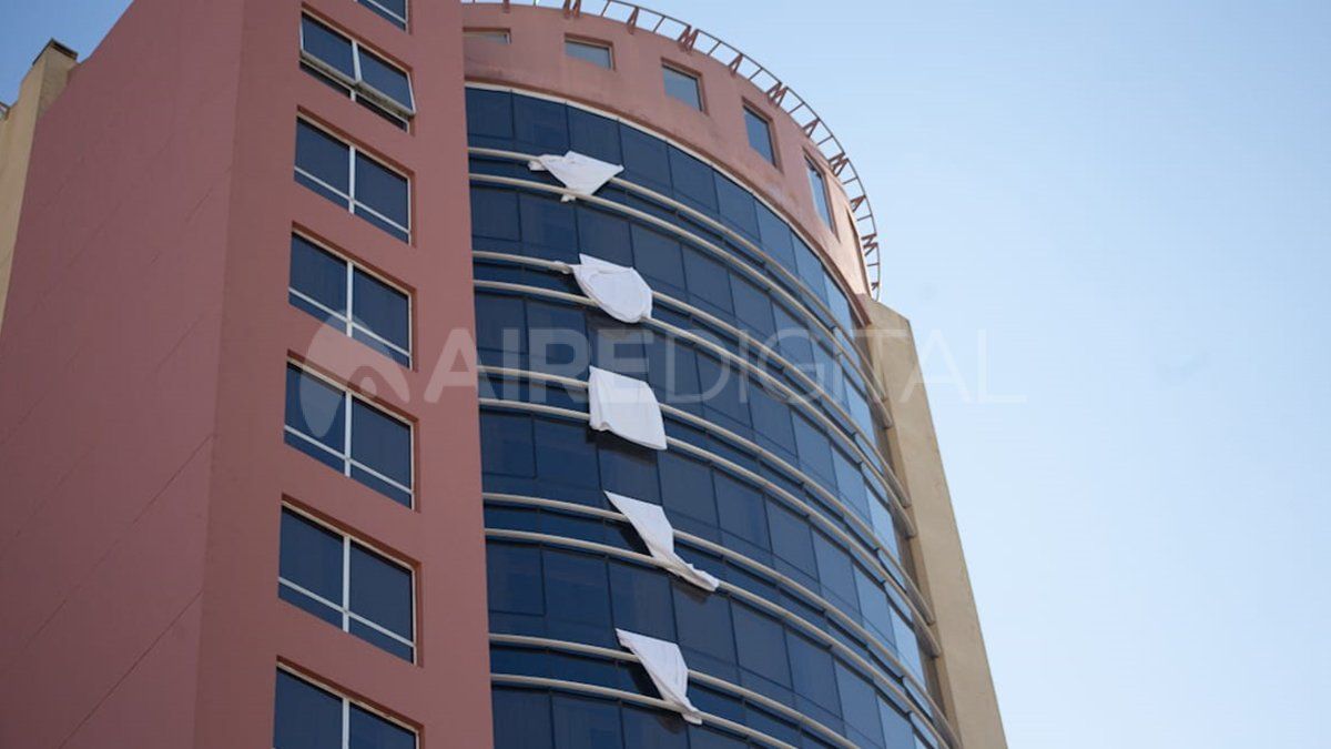 Los hoteles colgaron sábanas blancas en las ventanas de las habitaciones como símbolo de camas vacías.