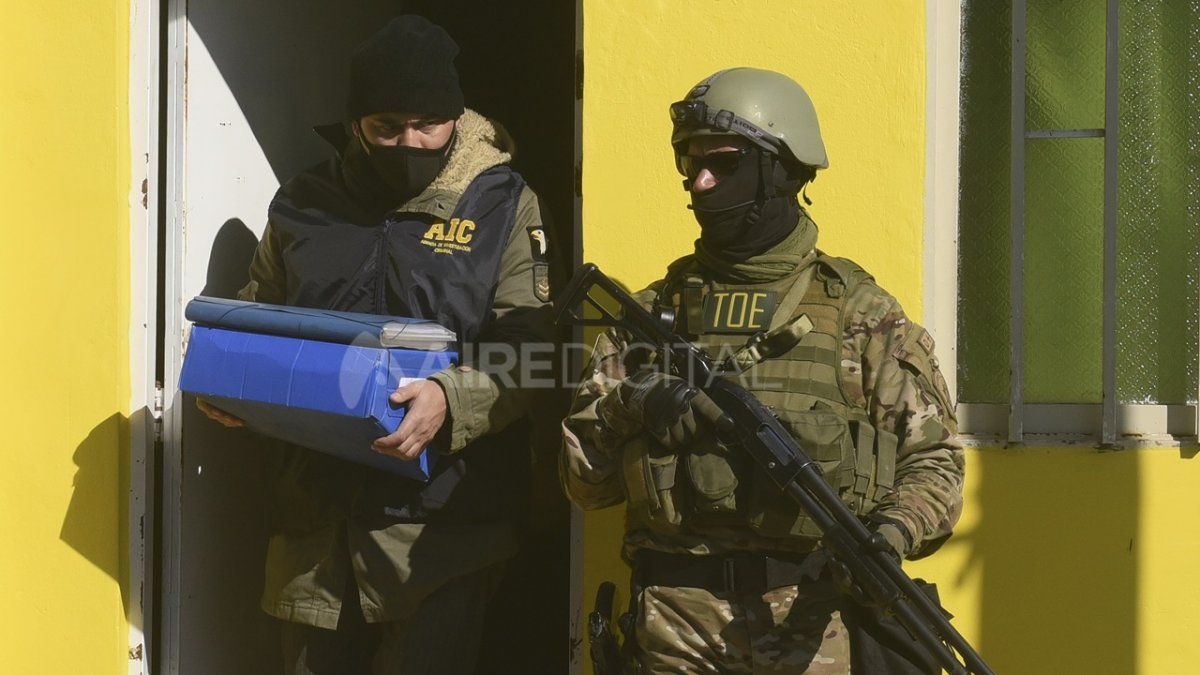 De la casa de Martínez secuestraron una pistola Bersa calibre 38 con la numeración borrada, 300 cartuchos de escopeta, indumentaria de Rosario Central y pecheras de la Uocra.