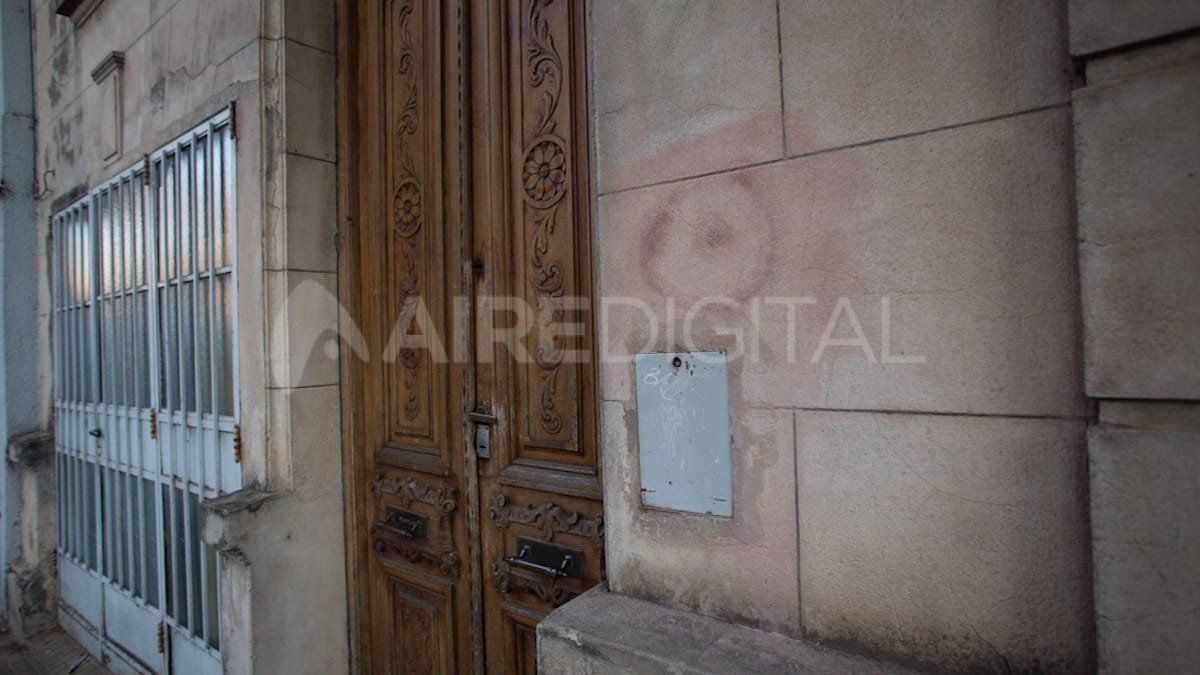 Varias viviendas pintadas sobre calles San Lorenzo al 3300 y Santiago del Estero al 3100 y al 3200