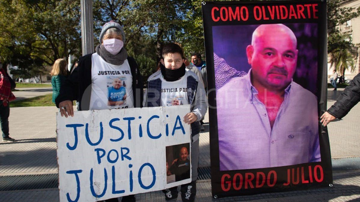 Los familiares de Julio Martínez aguardaron la sentencia desde la puerta de tribunales.