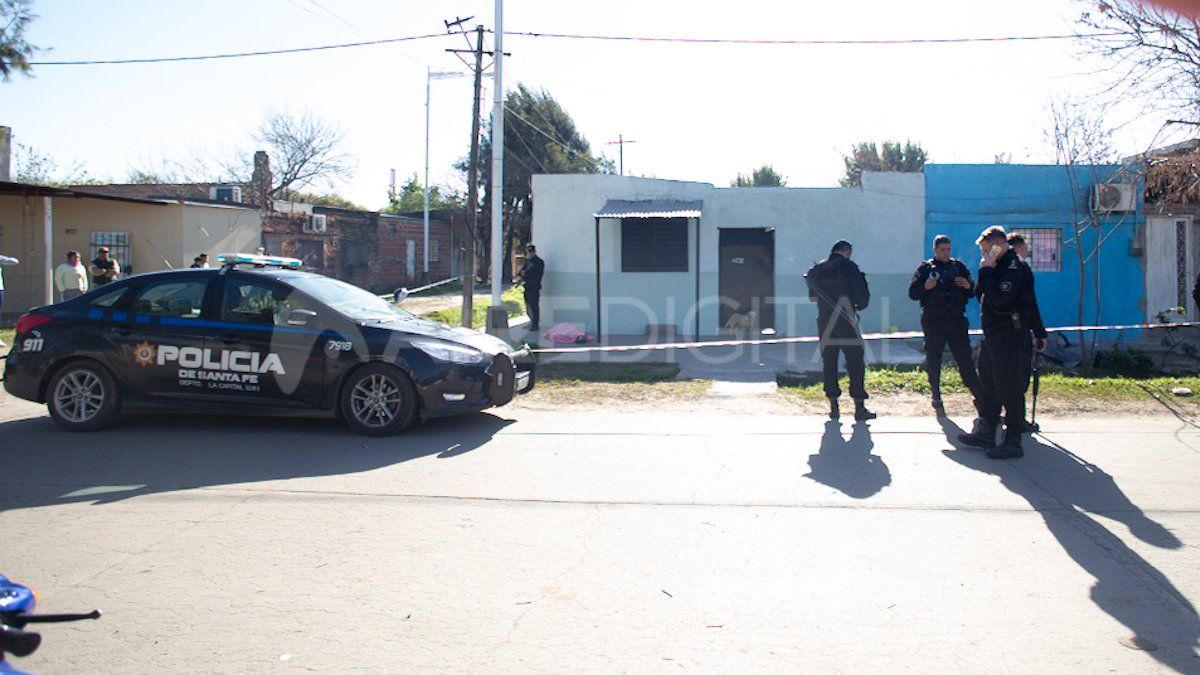 La zona fue custodiada por personal policial hasta que arribaron al lugar agentes de la AIC.