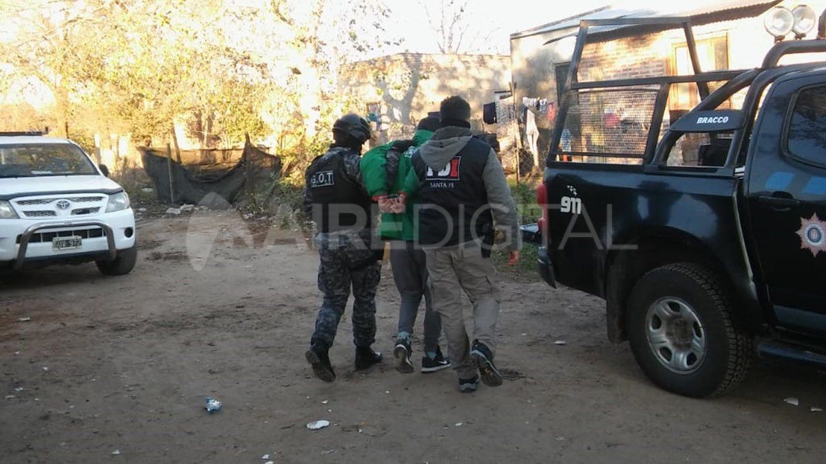 Detención. El momento en que los investigadores detuvieron a uno de los señalados por la causa.
