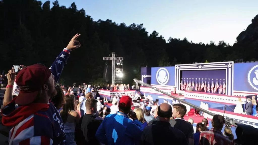 Asistentes al evento del presidente de los Estados Unidos, Donald Trump, y la primera dama, Melania Trump, en el Monte Rushmore del Día de la Independencia de los Estados Unidos de Dakota del Sur. 3 de julio de 2020. © REUTERS / Tom Brenner