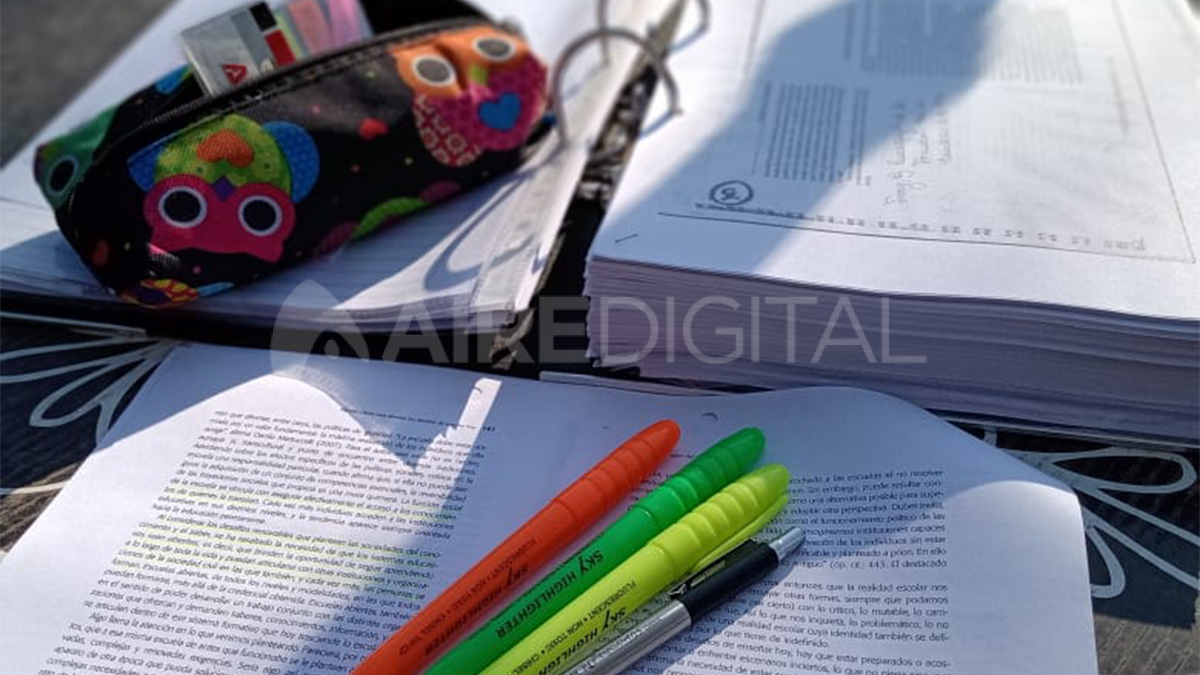 Los cuadernos, apuntes y fibrones de Delfina esperan visitar pronto la Universidad.