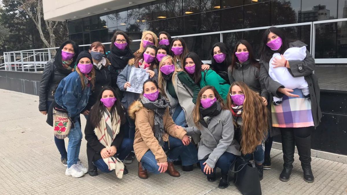 Aldana junto a la Asociación de Abogadas Feministas de Rosario.