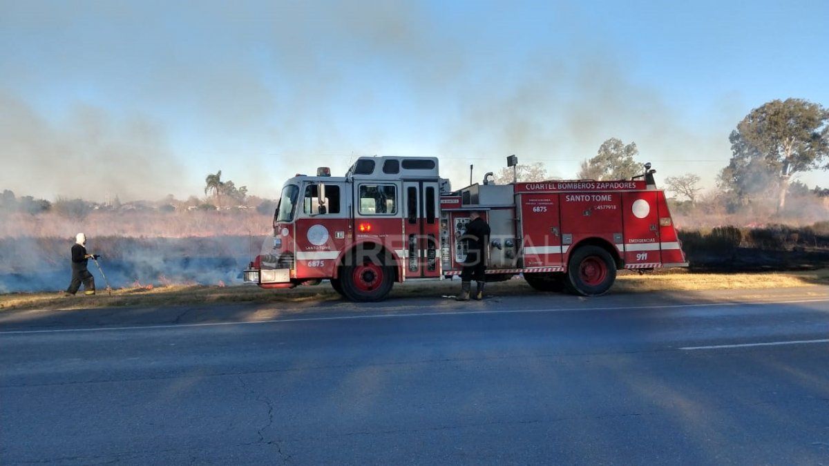 Desde las 16 horas de este domingo, los bomberos intentan extinguir el fuego a la vera de la autopista Santa Fe - Rosario.