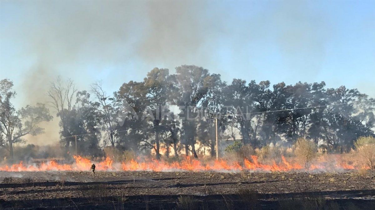 Los bomberos voluntarios están siempre en la primera línea para combatir los incendios en zonas rurales. El proyecto de ley busca reforzar el financiamiento que reciben los cuarteles.