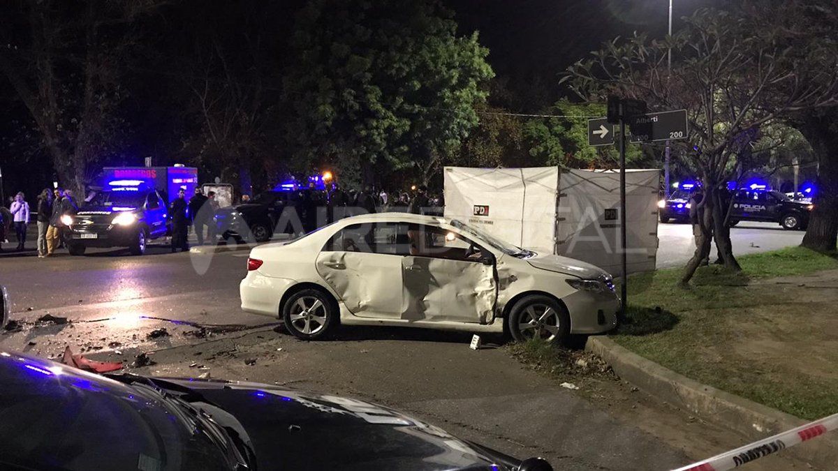 Así quedó el auto que impactó con la moto este domingo en la Costanera.