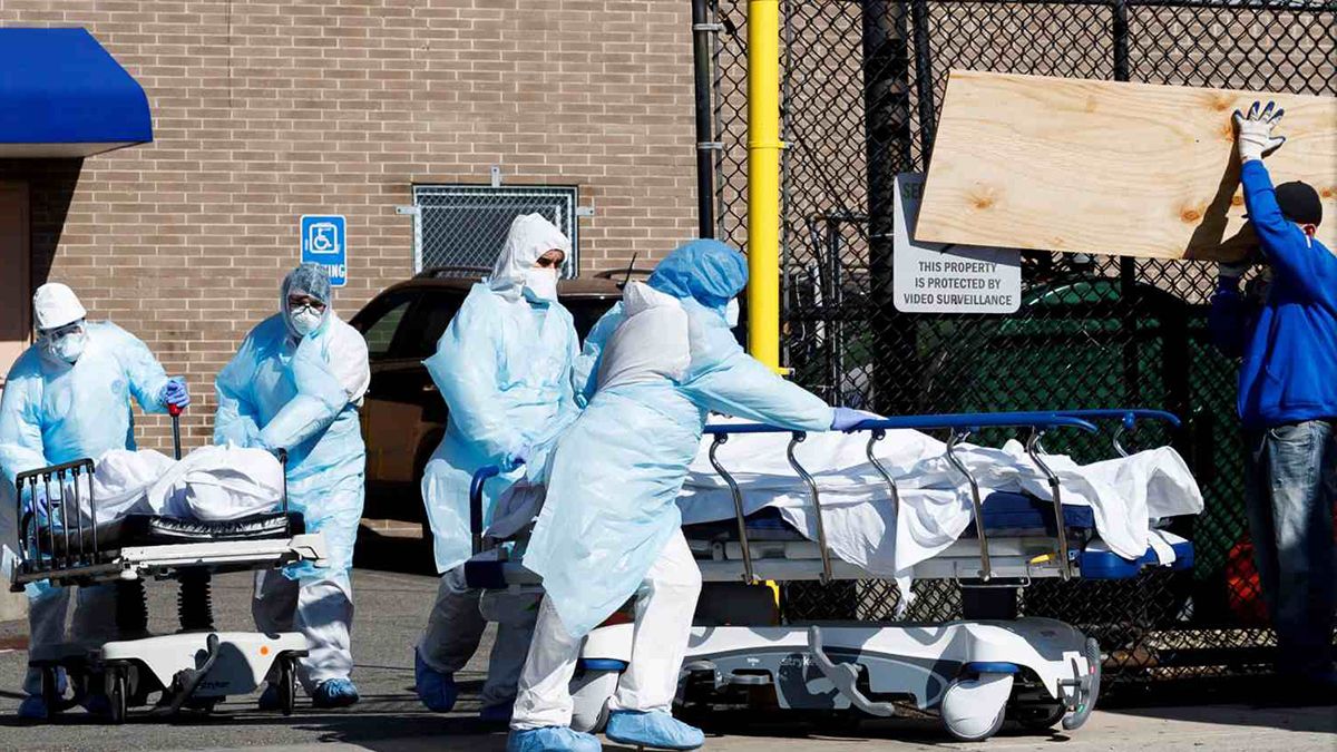 Médicos trasladan a un paciente con coronavirus en Estados Unidos, el país que registra más contagios.