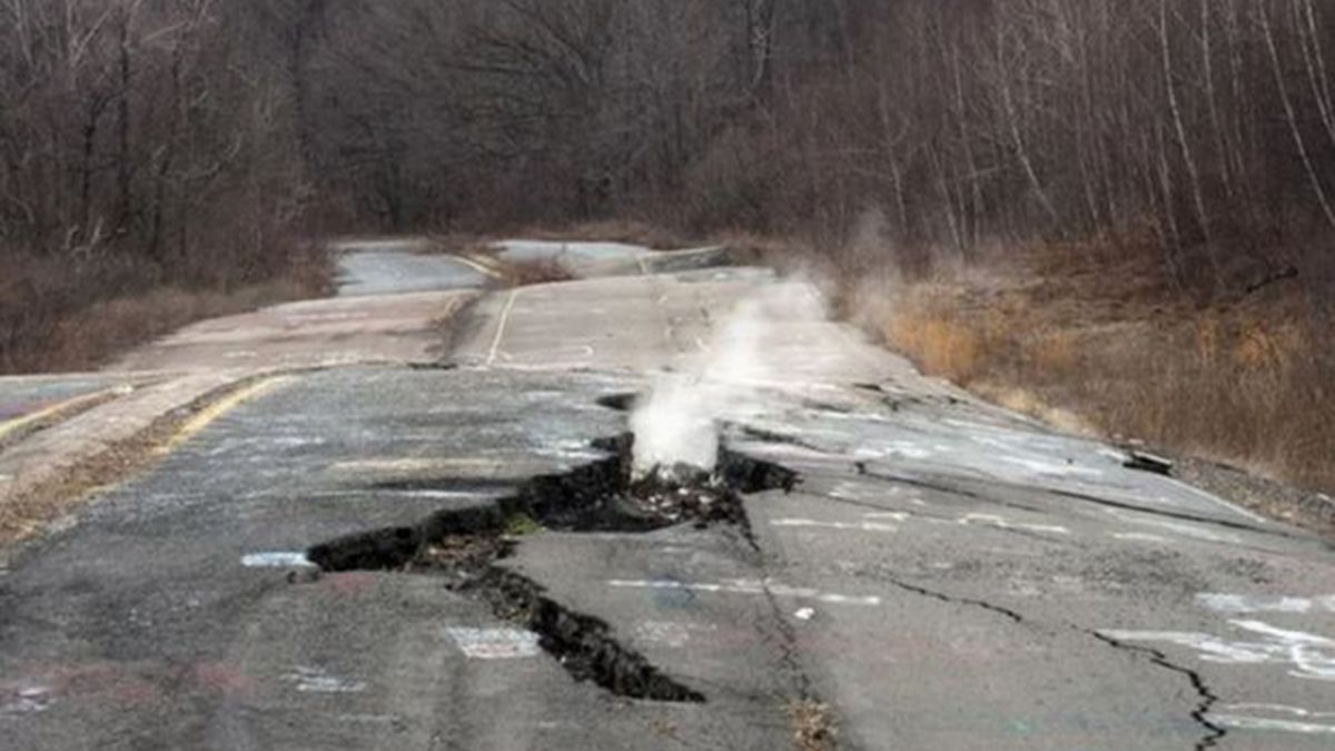 Un incendio de carbón ha estado ardiendo bajo tierra en Centralia, Pensilvania desde hace décadas.