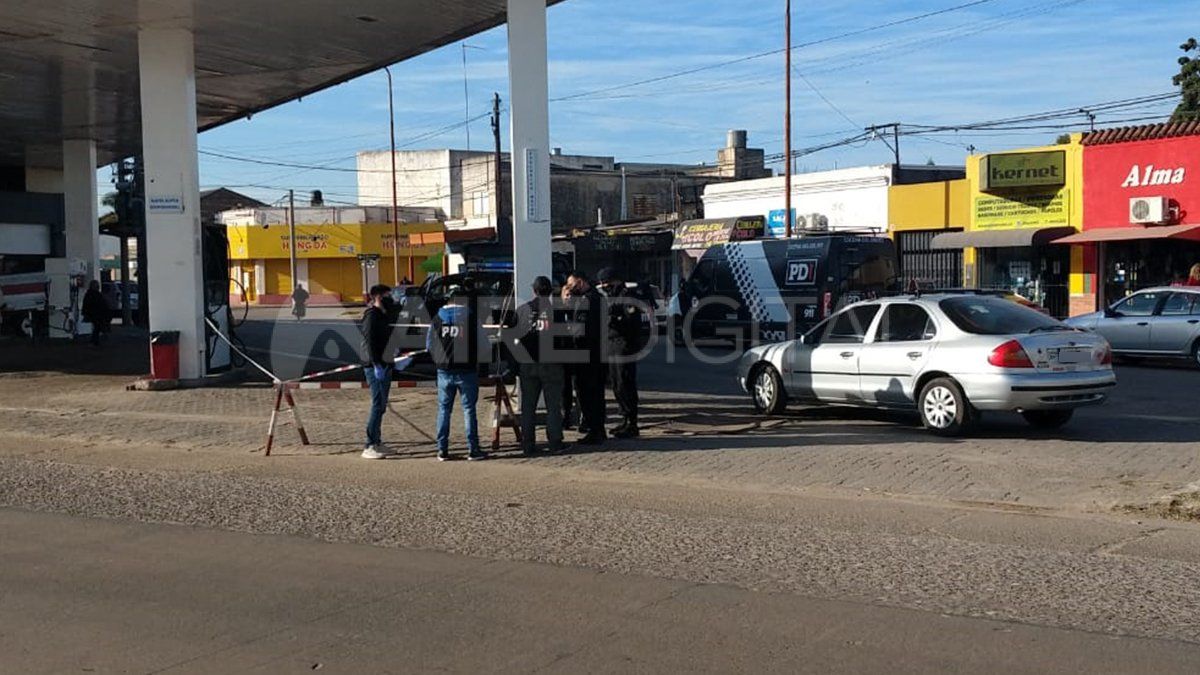 Los peritos de la AIC en el lugar donde ocurrió el ataque criminal.