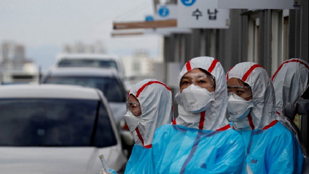 Personal médico en un centro de pruebas de covid-19 en la Universidad de Yeungnam en Daegu, Corea del Sur, el 3 de marzo de 2020.Kim Kyung-Hoon / Reuters