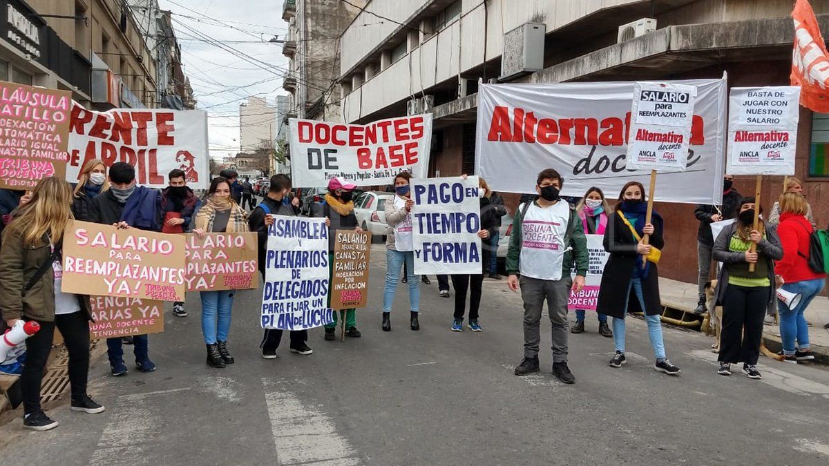 Docentes en San Jerónimo entre calles Tucumán y Primera Junta.