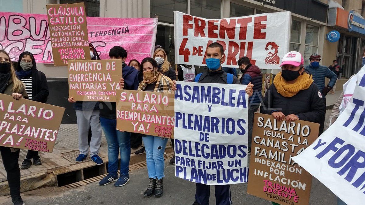 Docentes se manifestaron en el microcentro santafesino, coincidiendo con la marcha de UTA.