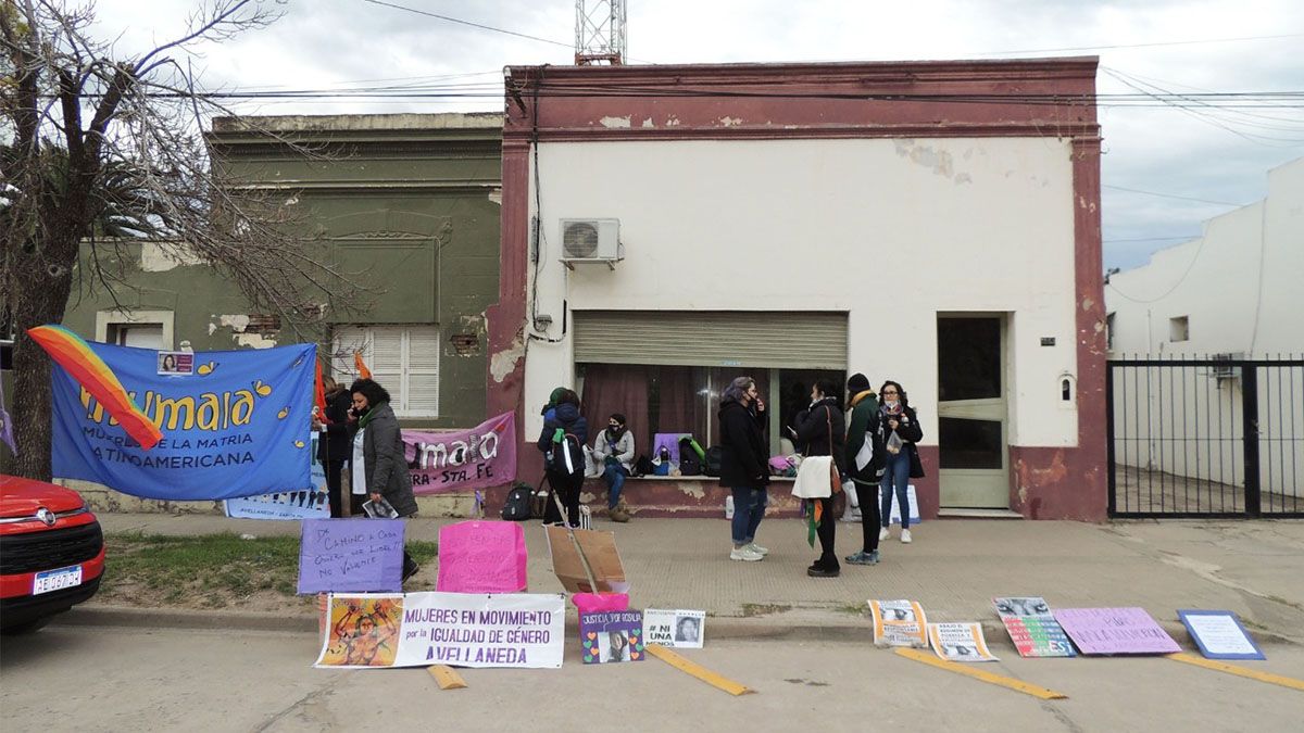 Agrupaciones feministas acompañan el debate desde la puerta de los tribunales de Vera