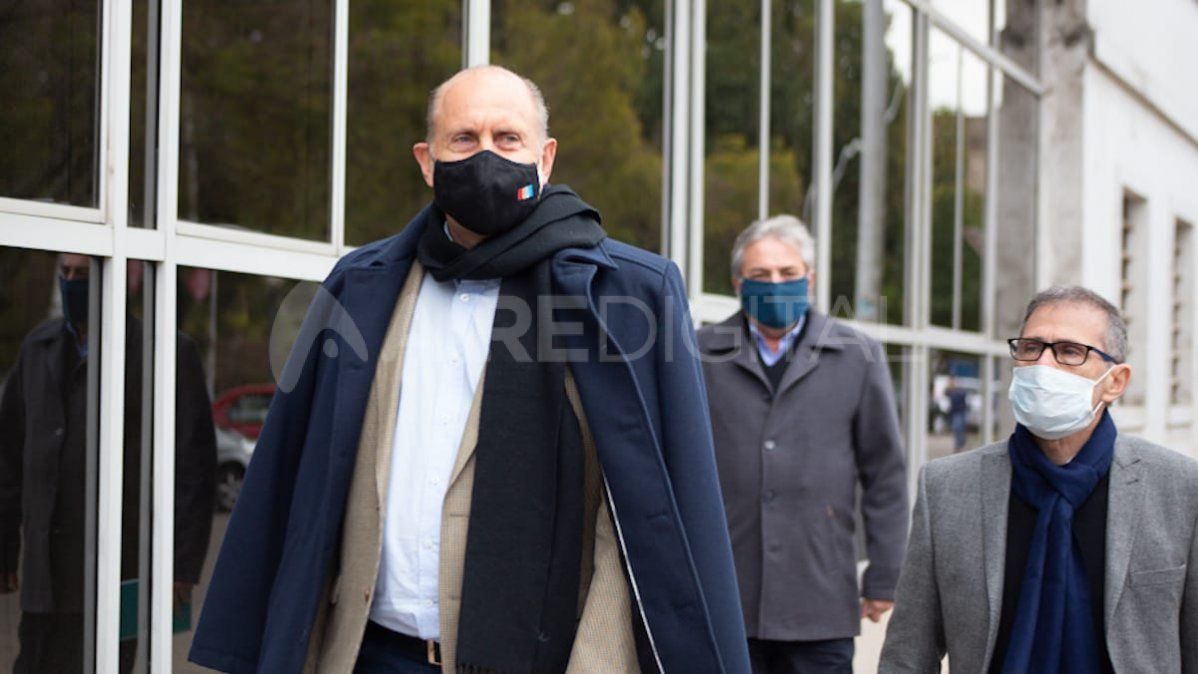 Así llegaba Omar Perotti al edificio del Data Center, junto a Rubén Michlig y Esteban Borgonovo.