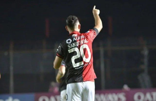 El jugador debut&oacute; a la edad de 17 a&ntilde;os en Col&oacute;n y disput&oacute; m&aacute;s de un cuarto centenar de partidos.