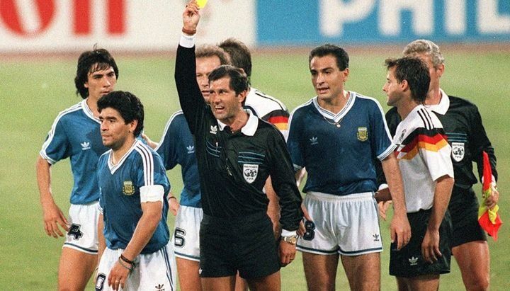 Codesal amonesta a Maradona. Recientemente expresó que debía haberlo expulsado, porque el capitán le dijo: