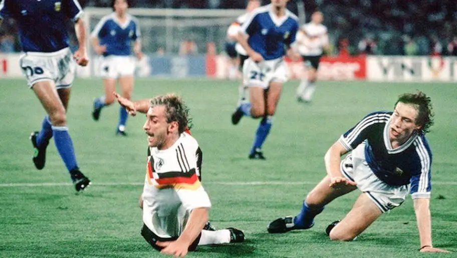 El momento donde Sensini impacta contra Voller. La intencionalidad y la fuerza aplicada fue modificada en el reglamento casi una década más tarde por la FIFA, lo que indica que actualmente esta jugada no es penal.