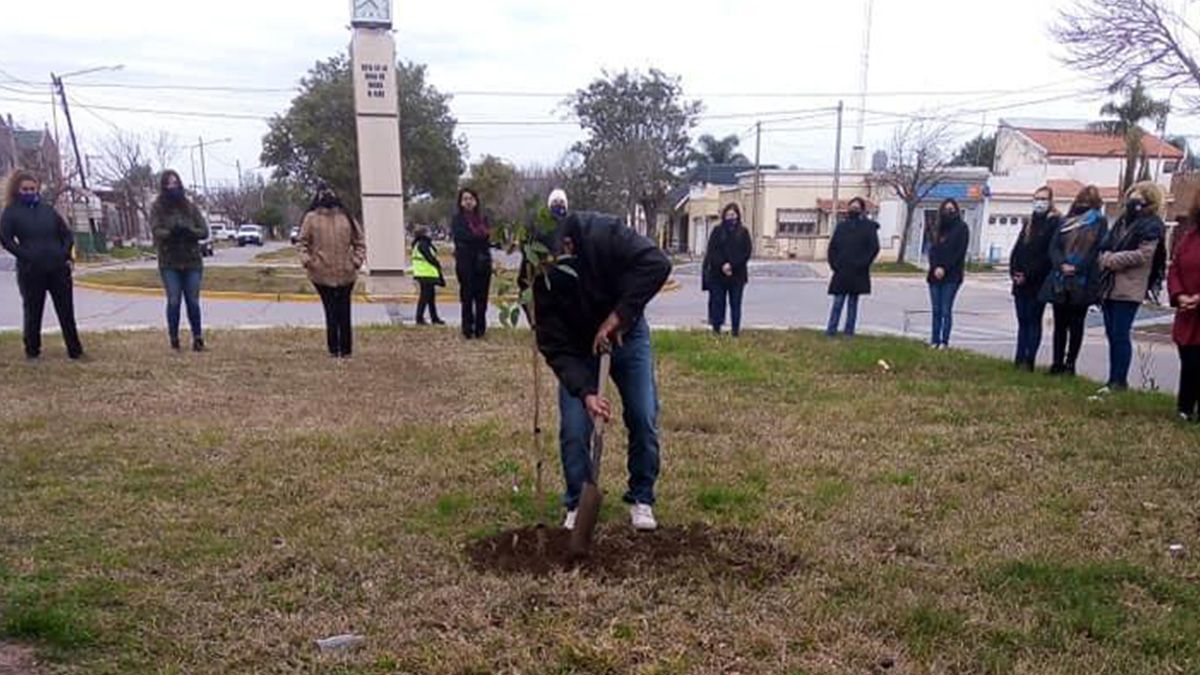 Allegados a Sahira junto con el movimiento 8M plantaron un árbol en su memoria