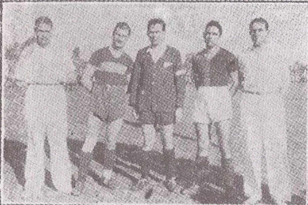Los capitanes de Boca y Colón posan con la terna arbitral el 9 de julio de 1946, día de la inauguración de la cancha actual, que años más tarde se definiría como el