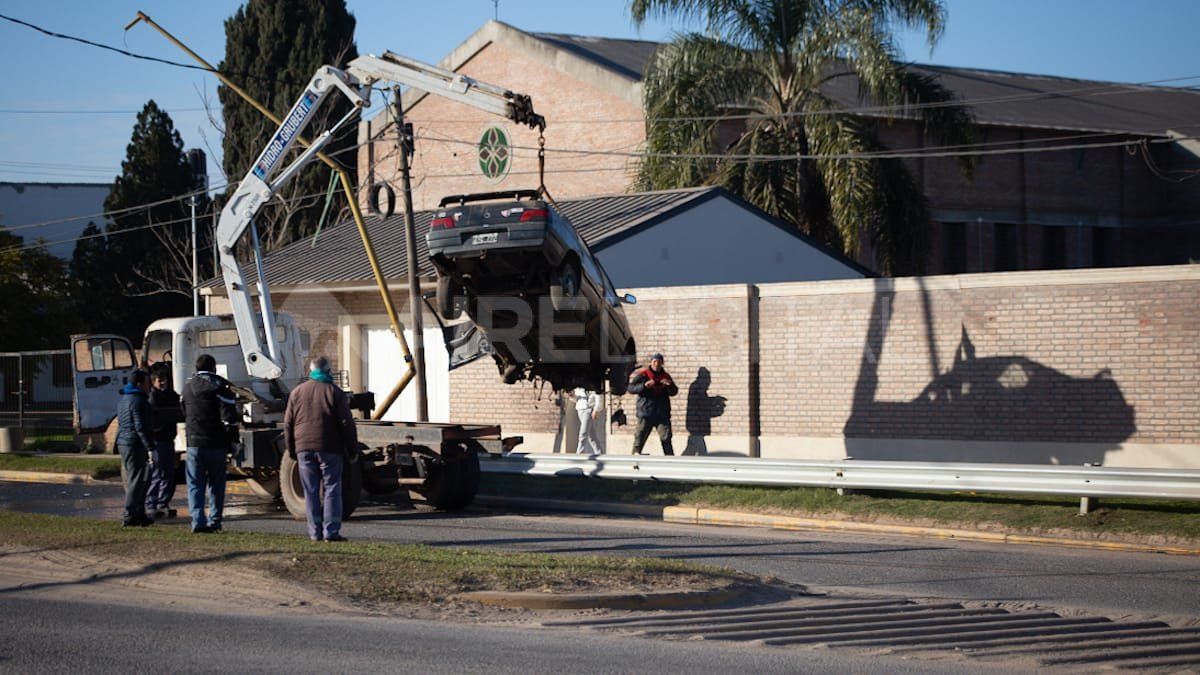 El auto salió del control de su conductor y rompió a su paso las cañerías del agua