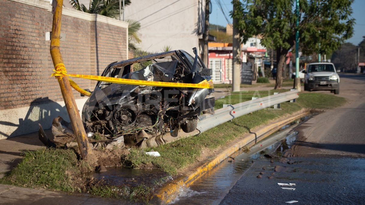 El automóvil quedó montado sobre el guardarrail